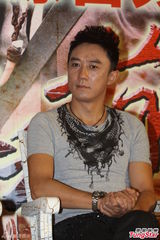 组图：吴奇隆帅气宣传新剧 甘婷婷超大项链抢镜