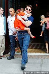 组图：汤姆-克鲁斯离婚后首探爱女 遭狗仔围堵