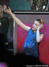 组图：麦当娜脱衣露底 与男伴当众调情