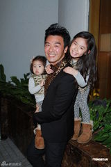 组图：钟镇涛生日携女亮相派对 谭咏麟叶童现身