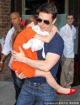 组图：汤姆-克鲁斯离婚后首探爱女 遭狗仔围堵
