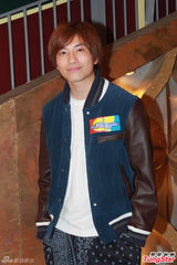 组图：陈智燊亮相拜神仪式 不介意女友性感出镜