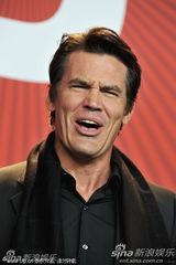 《大地惊雷》发布会 奥斯卡影帝布里奇斯亮相(图)