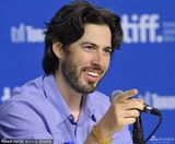 组图：温斯莱特《劳工节》首映被乔什亲吻脸颊