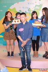 组图：朴宰范呼吁歌迷为海难祈祷 不知尼坤恋情