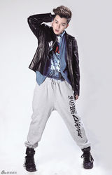 组图：王栎鑫演绎时尚潮搭 表情搞怪大变身