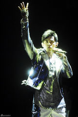 组图：周董“魔天伦”巡演 白色制服演绎学院风