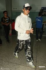 组图：谢霆锋全家旅游回港 谢贤笑对恶疾传闻