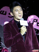 组图：吴奇隆卖萌照集锦 吐舌嘟嘴孩子气十足