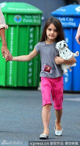 组图：小苏瑞与妈妈凯蒂牵手逛街