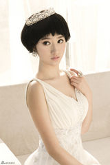 组图：张舒媛清新短发写真 知性优雅显文艺气质