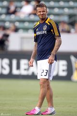 组图：贝克汉姆赛场出糗 偷摸私处被拍下