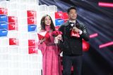 高清图：群星闪耀东方卫视跨年 五月天摇滚全场