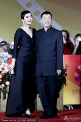 组图：蒋雯丽顾长卫夫妇亮相 红毯牵手秀恩爱