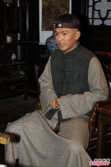 组图：吴孟达片场披头散发 与钟汉良鬼马搞怪