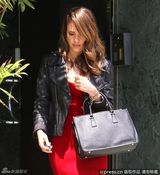 组图：杰西卡-阿尔芭红色连衣裙秀乳沟