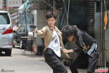 组图：王君馨拍枪战戏 保护男主黄子华
