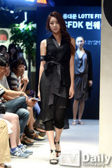 组图：Dal shabet秀彬走秀 黑裙妩媚优雅