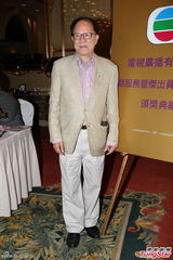 组图：钟景辉热爱演艺不退休 古明华获万元金牌