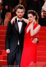 组图：暮光女火红深v裙走秀 胸前春光一览无余