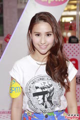 组图：何超莲出席慈善活动 T恤印有吴克群头像