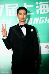 组图：韩星赵寅成上海电视节卖萌耍酷逗粉丝