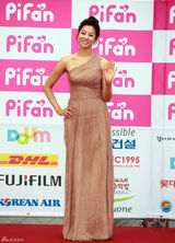 高清组图：秀爱黑礼服美艳电影节 申世京斜肩裙抢镜