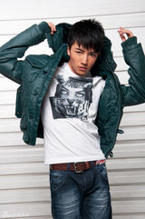 组图：许诺秀冬装搭配 突显帅气时尚魅力