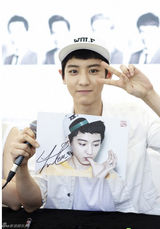 高清图：韩团EXO釜山办签名会 白衣帽清爽邻家