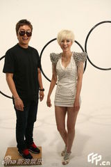 幻灯组图：傅颖拍MV穿性感舞衣 化身白发魔女