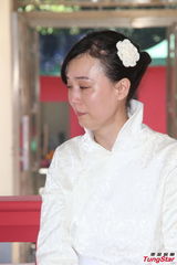 组图：刘家良遗体火化 翁静晶灵前掩脸痛哭