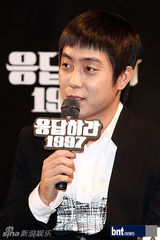 组图：韩新老偶像歌手齐聚《回应吧1997》发布会