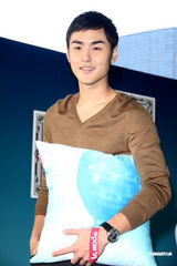 高清组图：阮经天代言寝具 设计床组勇敢追梦