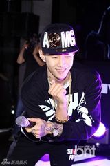 组图：朴载范BUMKEY助阵品牌活动献嘻哈舞台