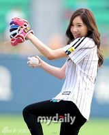 组图：少女时代泰妍徐贤亮相棒球场 开球秀身姿