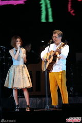 组图：李宗盛桃红衬衫开唱 称林忆莲唱得更好