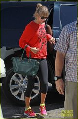 组图：泰勒斯威夫红外套出街露香肩