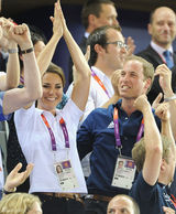 组图：威廉王子赛场笑拥爱妻 凯特小露蛮腰