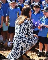 组图：凯特印花连衣裙探访澳洲 与威廉亲手种树