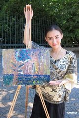 组图：张柏芝街头作画画出心声 手机秀爱子照片