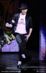 幻灯图集：邓超穿网袜大跳钢管舞 模仿杰克逊动作