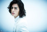 组图：“时代新宠”李贤宰大片尽显花样魅力