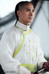 组图：何晟铭《功夫乾隆》剧照 多套华服打造萌帝