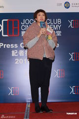 组图：林嘉欣亮相厚外套遮掩腹部否认再度怀孕