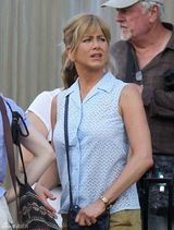 组图：安妮斯顿《米勒一家》片场初现大妈范