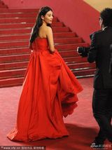 组图：张雨绮玫瑰红抹胸裙现身娇艳如花