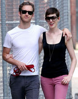 组图：安妮-海瑟薇与未婚夫遛狗晒幸福