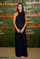 组图：群星亮相表演艺术成就奖 塞隆礼服闪耀