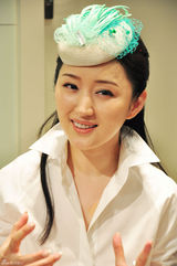 组图：杨钰莹《歌声传奇》当幼师泪流满面