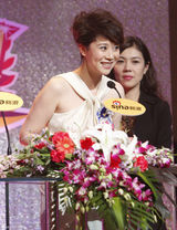 高清组图：海清获网络盛典年度最具人气演员荣誉 